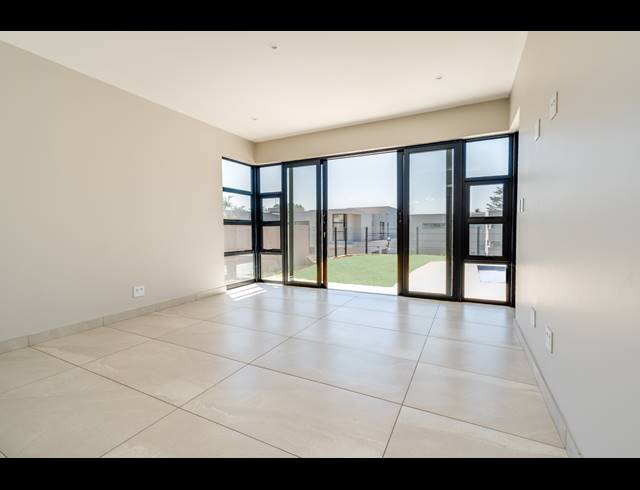 5 BEDROOM HOUSE FOR SALE IN BRYANSTON